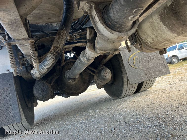 image for item DP2076 2006 International 7400  oil distributor truck