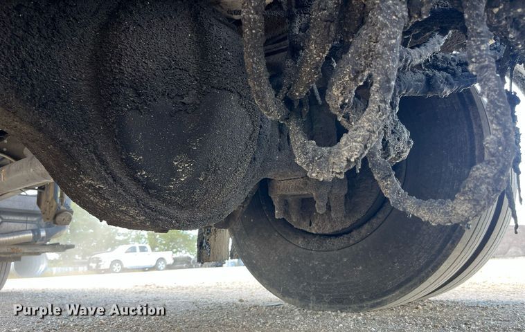 image for item DP2076 2006 International 7400  oil distributor truck