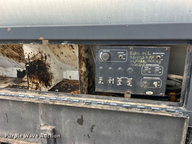 image for item DP2076 2006 International 7400  oil distributor truck