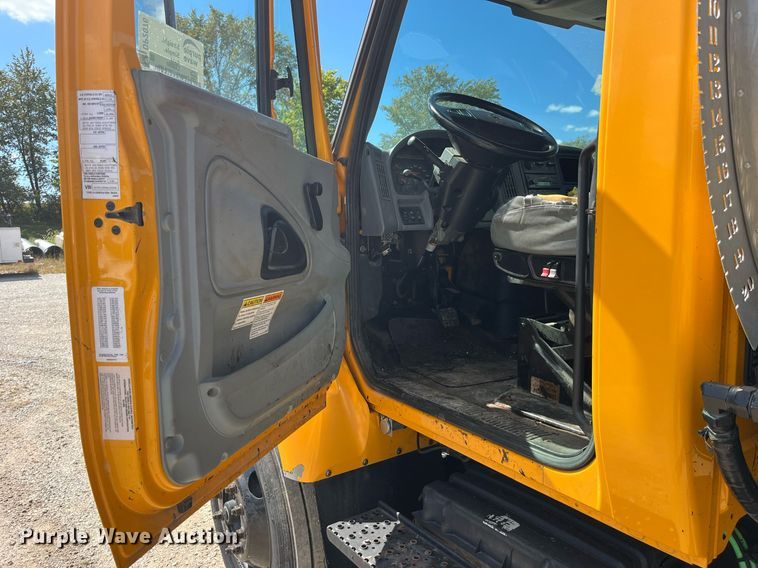 image for item DP2076 2006 International 7400  oil distributor truck