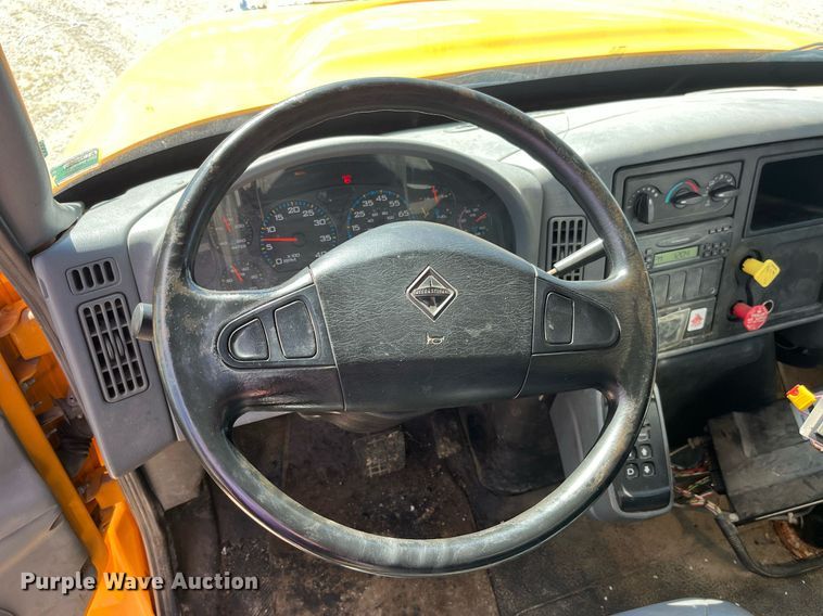 image for item DP2076 2006 International 7400  oil distributor truck