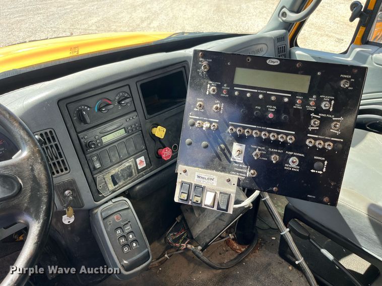 image for item DP2076 2006 International 7400  oil distributor truck