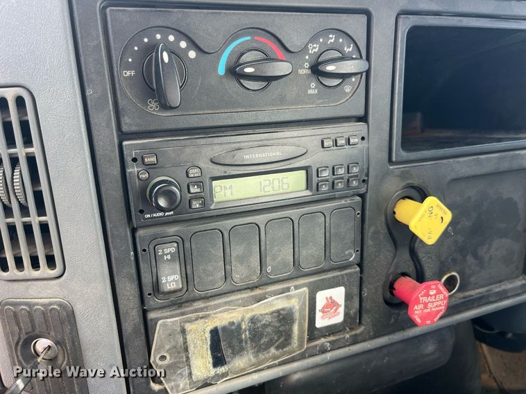 image for item DP2076 2006 International 7400  oil distributor truck