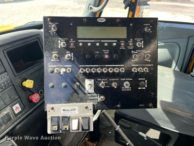 image for item DP2076 2006 International 7400  oil distributor truck