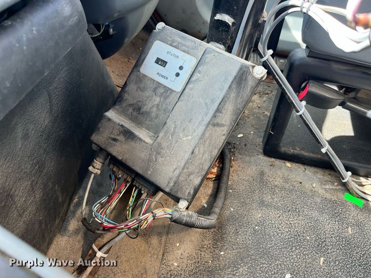 image for item DP2076 2006 International 7400  oil distributor truck