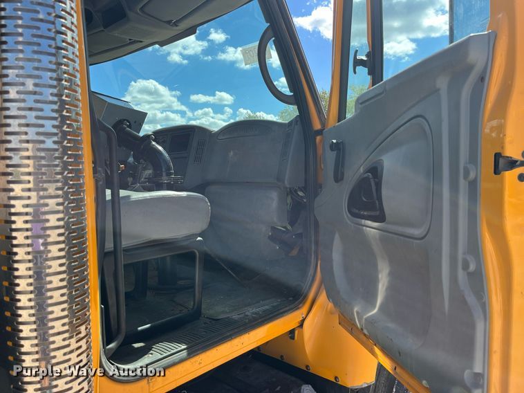 image for item DP2076 2006 International 7400  oil distributor truck