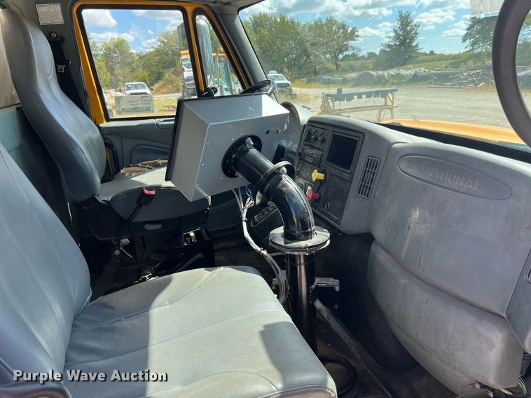 image for item DP2076 2006 International 7400  oil distributor truck