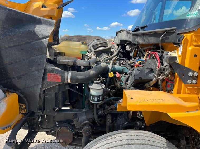 image for item DP2076 2006 International 7400  oil distributor truck