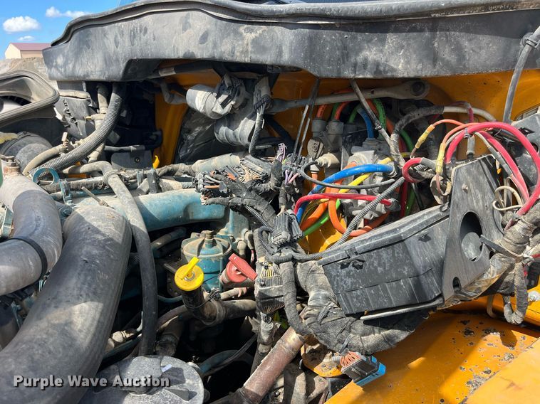 image for item DP2076 2006 International 7400  oil distributor truck