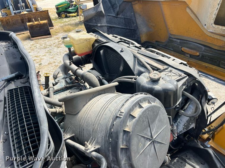 image for item DP2076 2006 International 7400  oil distributor truck