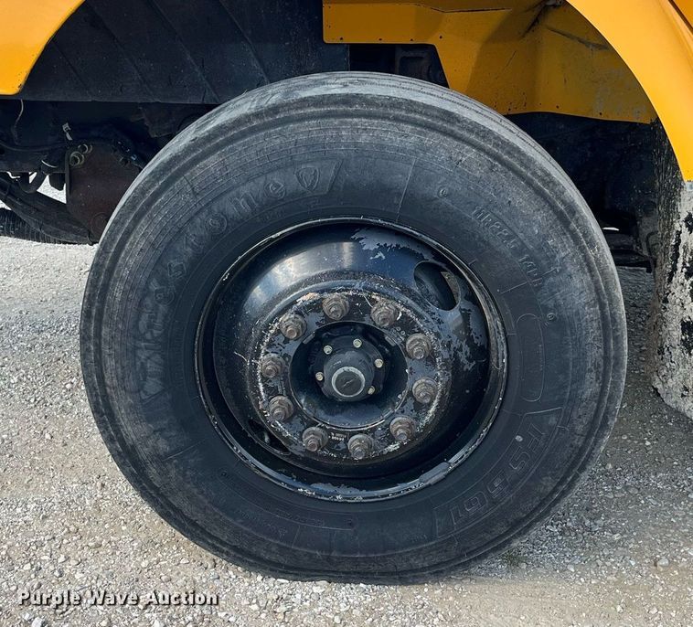 image for item DP2076 2006 International 7400  oil distributor truck