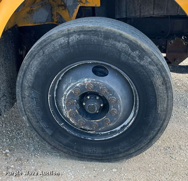 image for item DP2076 2006 International 7400  oil distributor truck