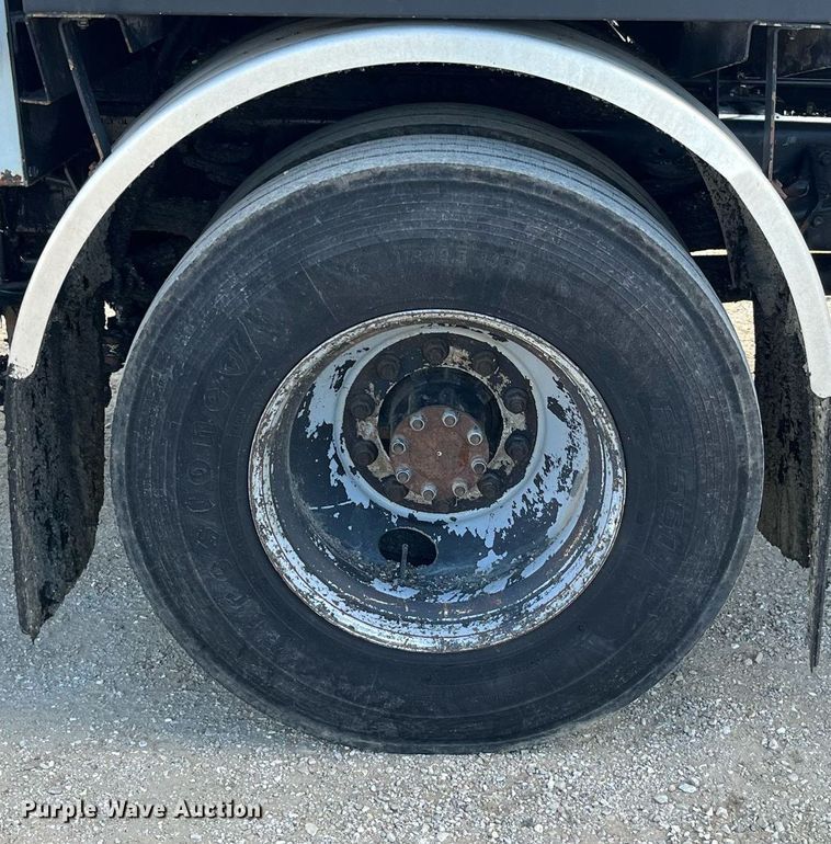 image for item DP2076 2006 International 7400  oil distributor truck