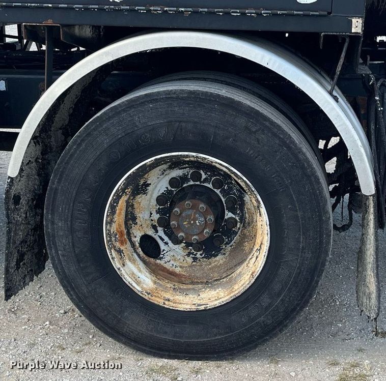 image for item DP2076 2006 International 7400  oil distributor truck