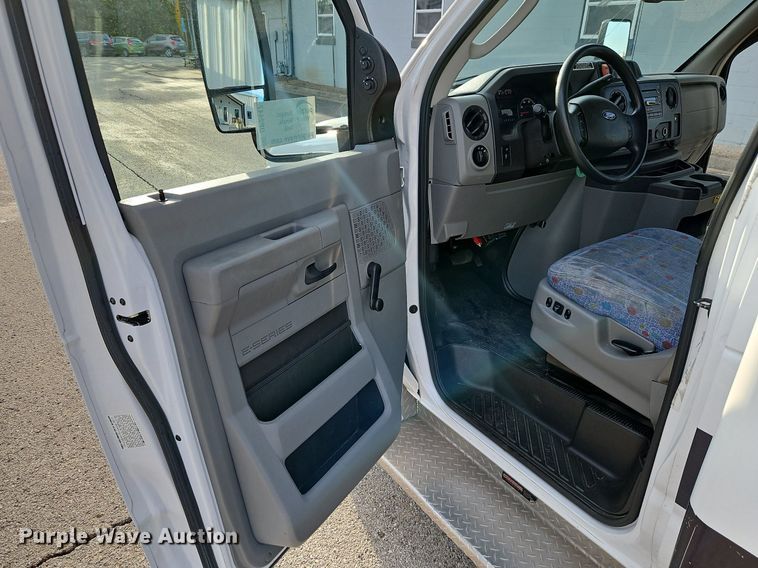 image for item DP2447 2017 Ford Econoline E450  shuttle bus