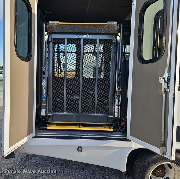 image for item DP2447 2017 Ford Econoline E450  shuttle bus