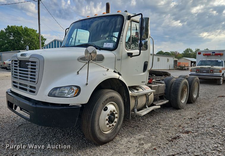 image for item DP2449 2006 Freightliner Business Class M2  semi truck