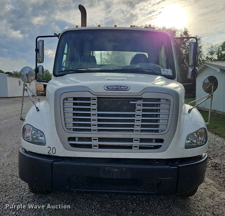 image for item DP2449 2006 Freightliner Business Class M2  semi truck