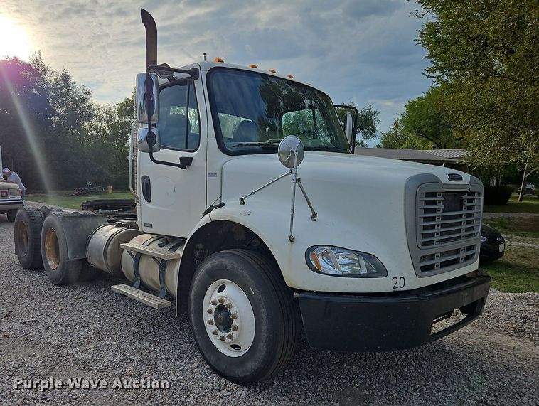 image for item DP2449 2006 Freightliner Business Class M2  semi truck