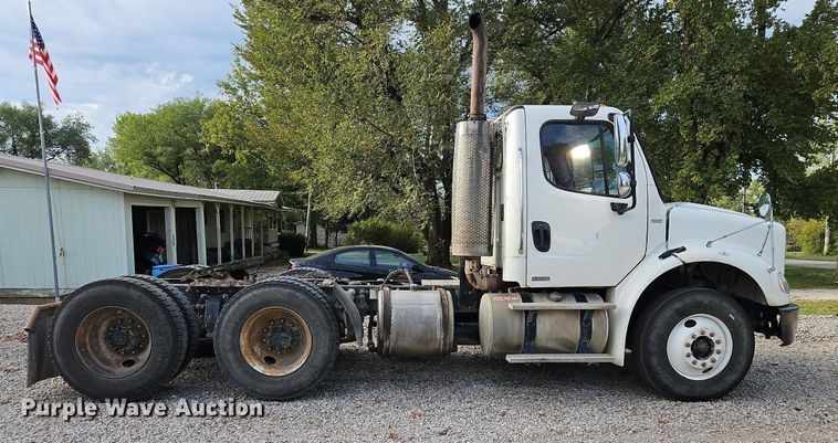 image for item DP2449 2006 Freightliner Business Class M2  semi truck