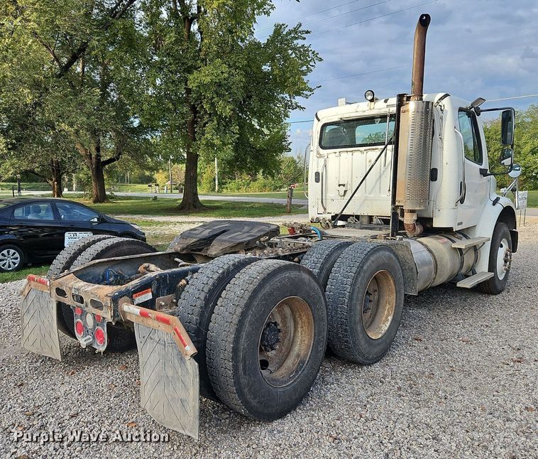 image for item DP2449 2006 Freightliner Business Class M2  semi truck