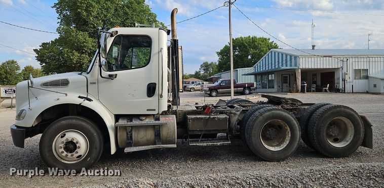 image for item DP2449 2006 Freightliner Business Class M2  semi truck