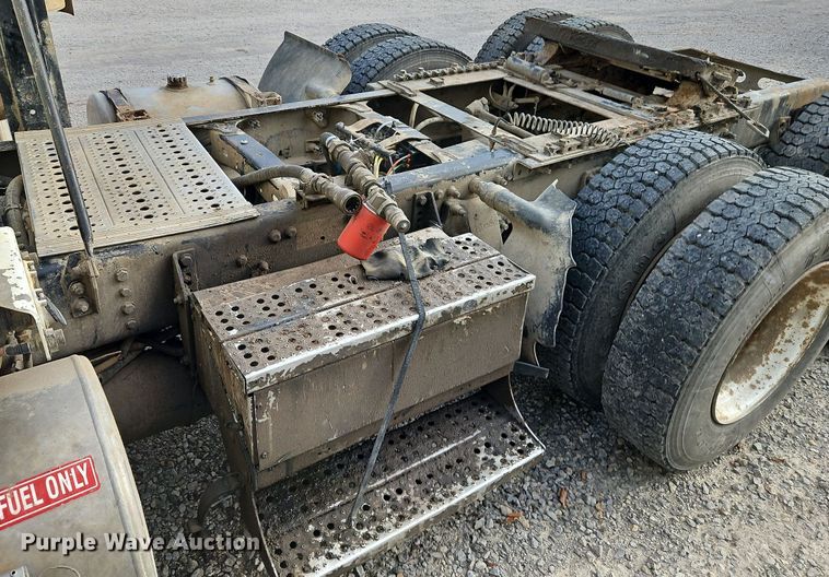 image for item DP2449 2006 Freightliner Business Class M2  semi truck