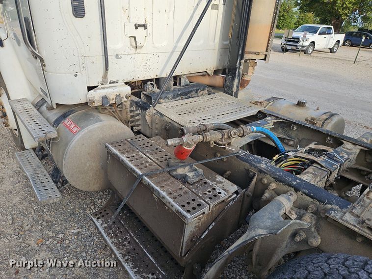 image for item DP2449 2006 Freightliner Business Class M2  semi truck