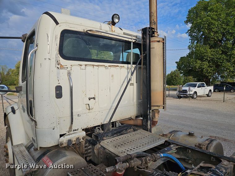 image for item DP2449 2006 Freightliner Business Class M2  semi truck