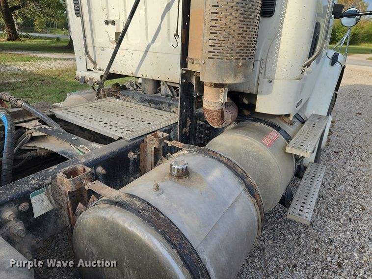 image for item DP2449 2006 Freightliner Business Class M2  semi truck