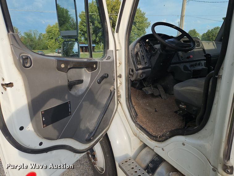 image for item DP2449 2006 Freightliner Business Class M2  semi truck