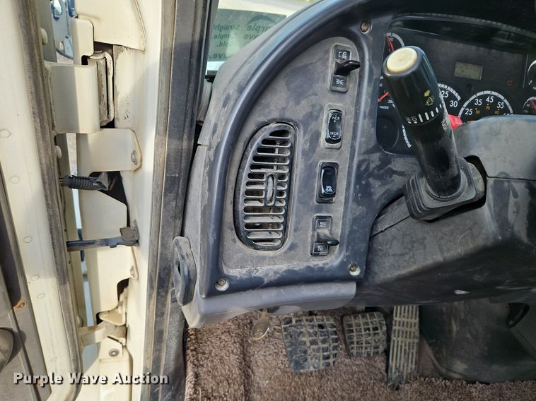 image for item DP2449 2006 Freightliner Business Class M2  semi truck