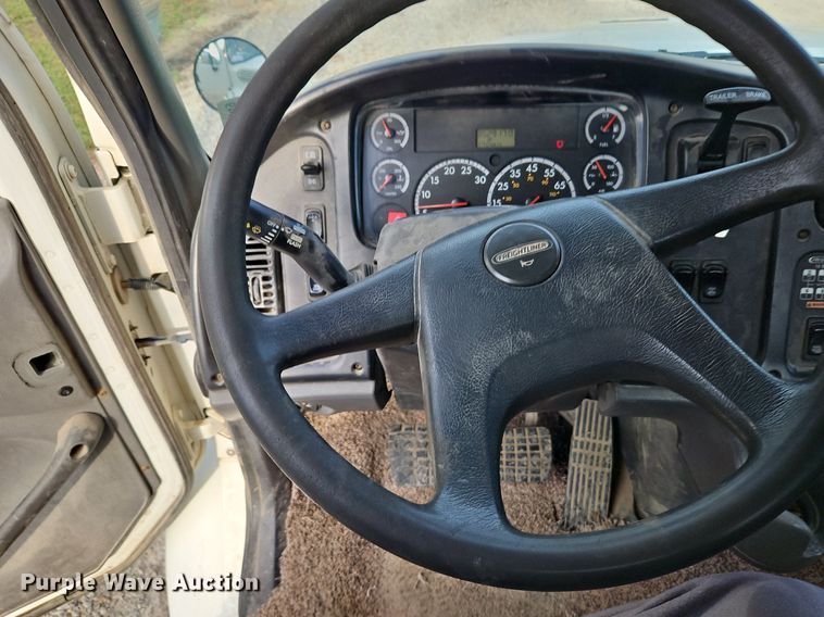 image for item DP2449 2006 Freightliner Business Class M2  semi truck