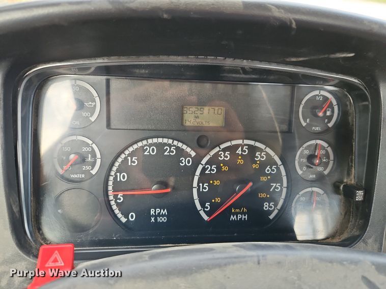 image for item DP2449 2006 Freightliner Business Class M2  semi truck