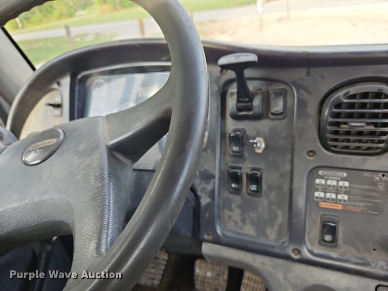 image for item DP2449 2006 Freightliner Business Class M2  semi truck