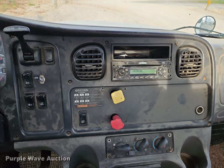 image for item DP2449 2006 Freightliner Business Class M2  semi truck