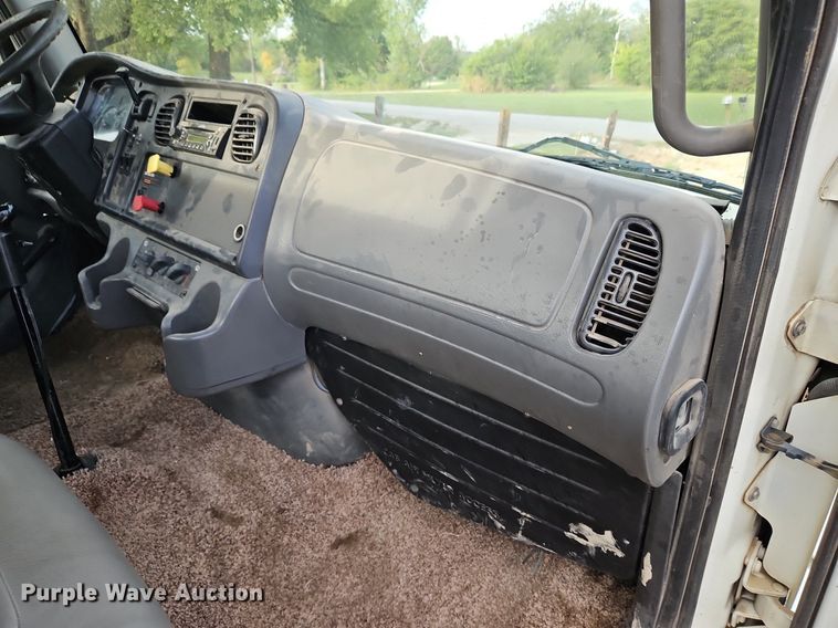 image for item DP2449 2006 Freightliner Business Class M2  semi truck