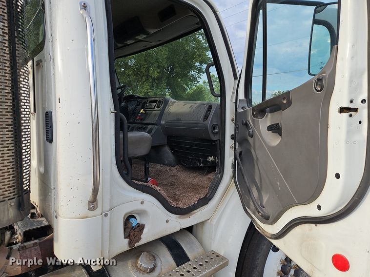 image for item DP2449 2006 Freightliner Business Class M2  semi truck