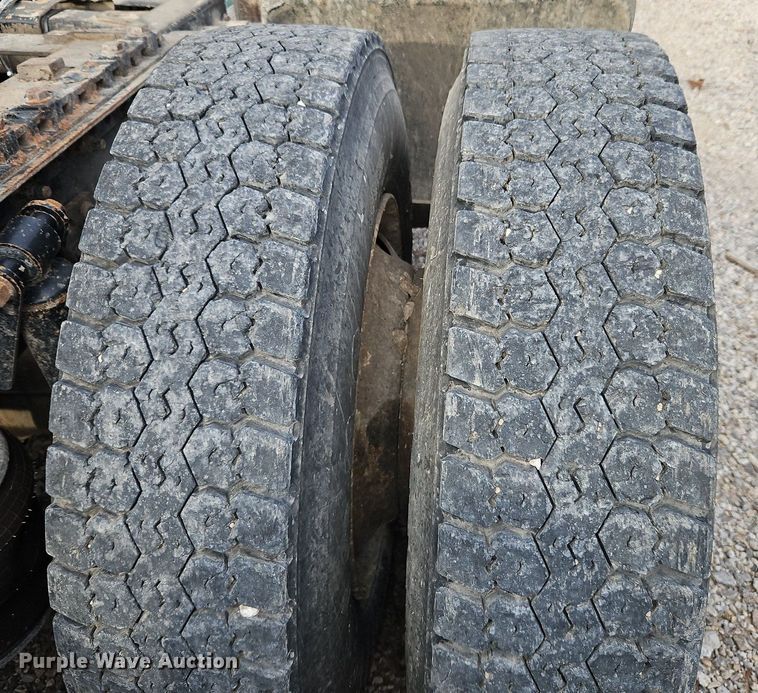 image for item DP2449 2006 Freightliner Business Class M2  semi truck