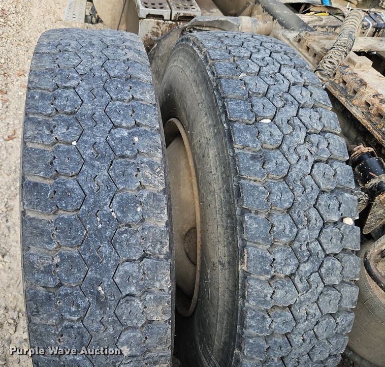 image for item DP2449 2006 Freightliner Business Class M2  semi truck