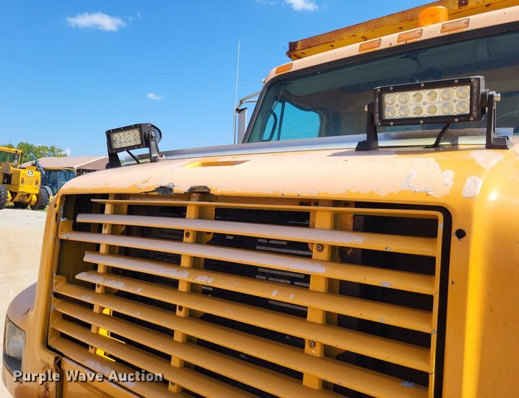 image for item DP5260 1998 International 4900  dump truck