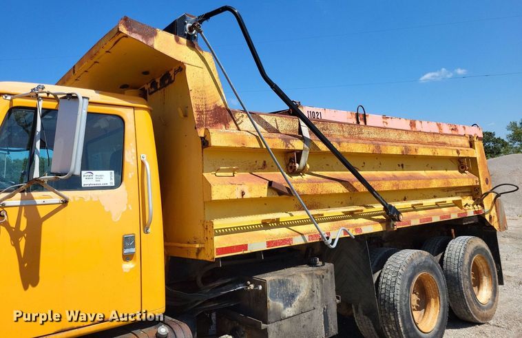 image for item DP5260 1998 International 4900  dump truck