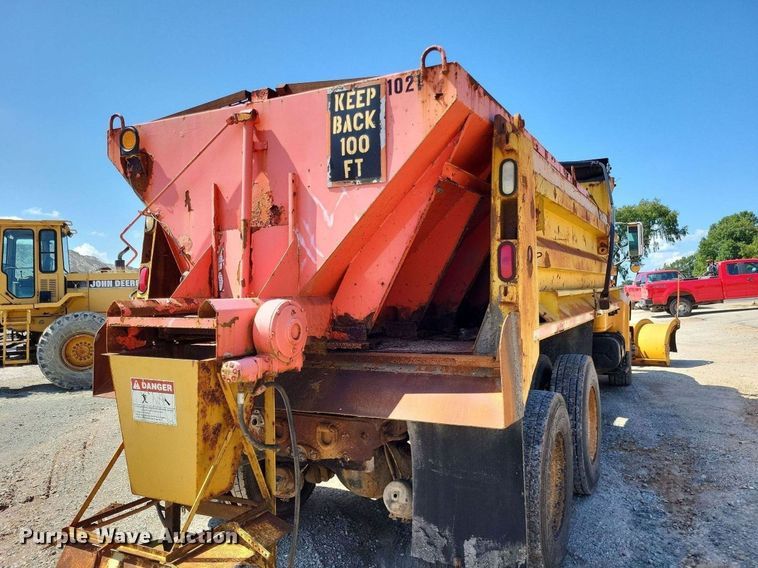 image for item DP5260 1998 International 4900  dump truck