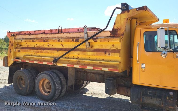 image for item DP5260 1998 International 4900  dump truck