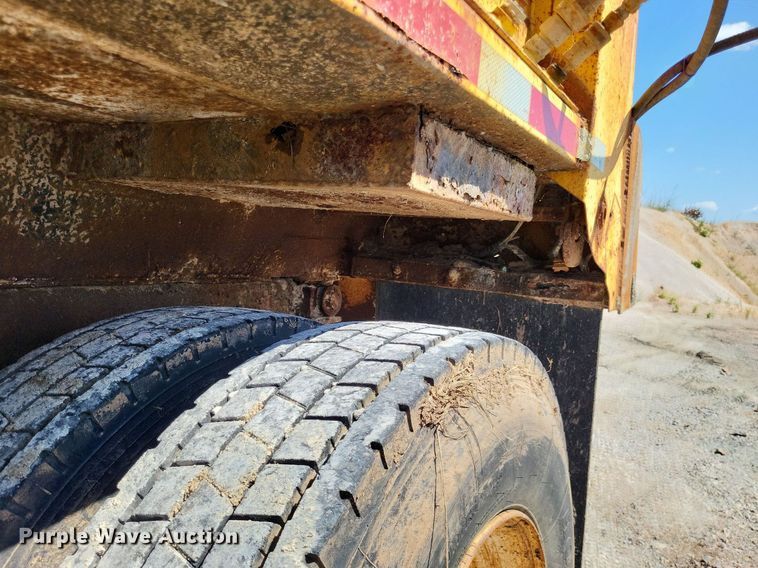 image for item DP5260 1998 International 4900  dump truck