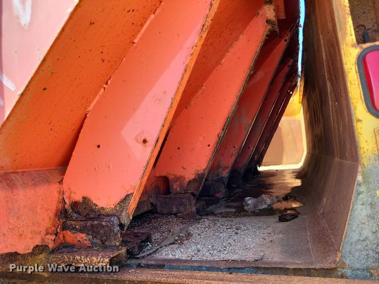 image for item DP5260 1998 International 4900  dump truck