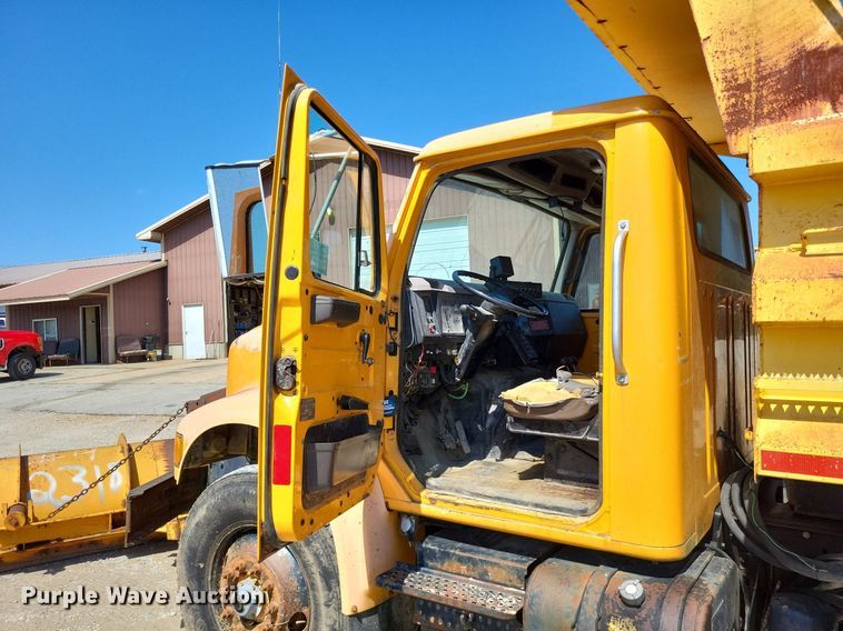 image for item DP5260 1998 International 4900  dump truck