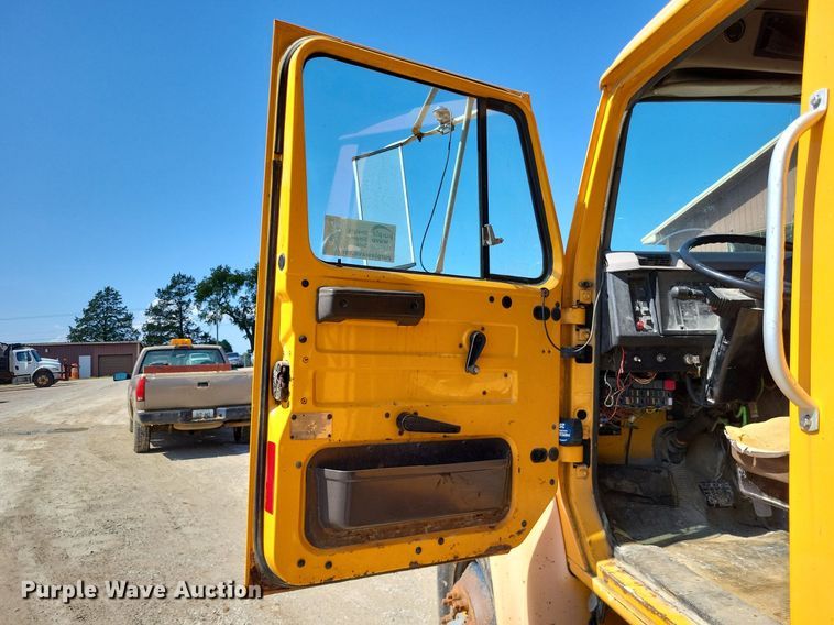 image for item DP5260 1998 International 4900  dump truck