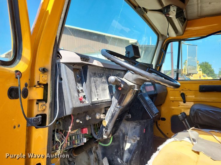 image for item DP5260 1998 International 4900  dump truck