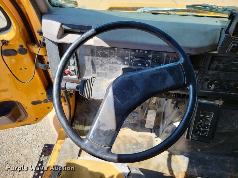 image for item DP5260 1998 International 4900  dump truck